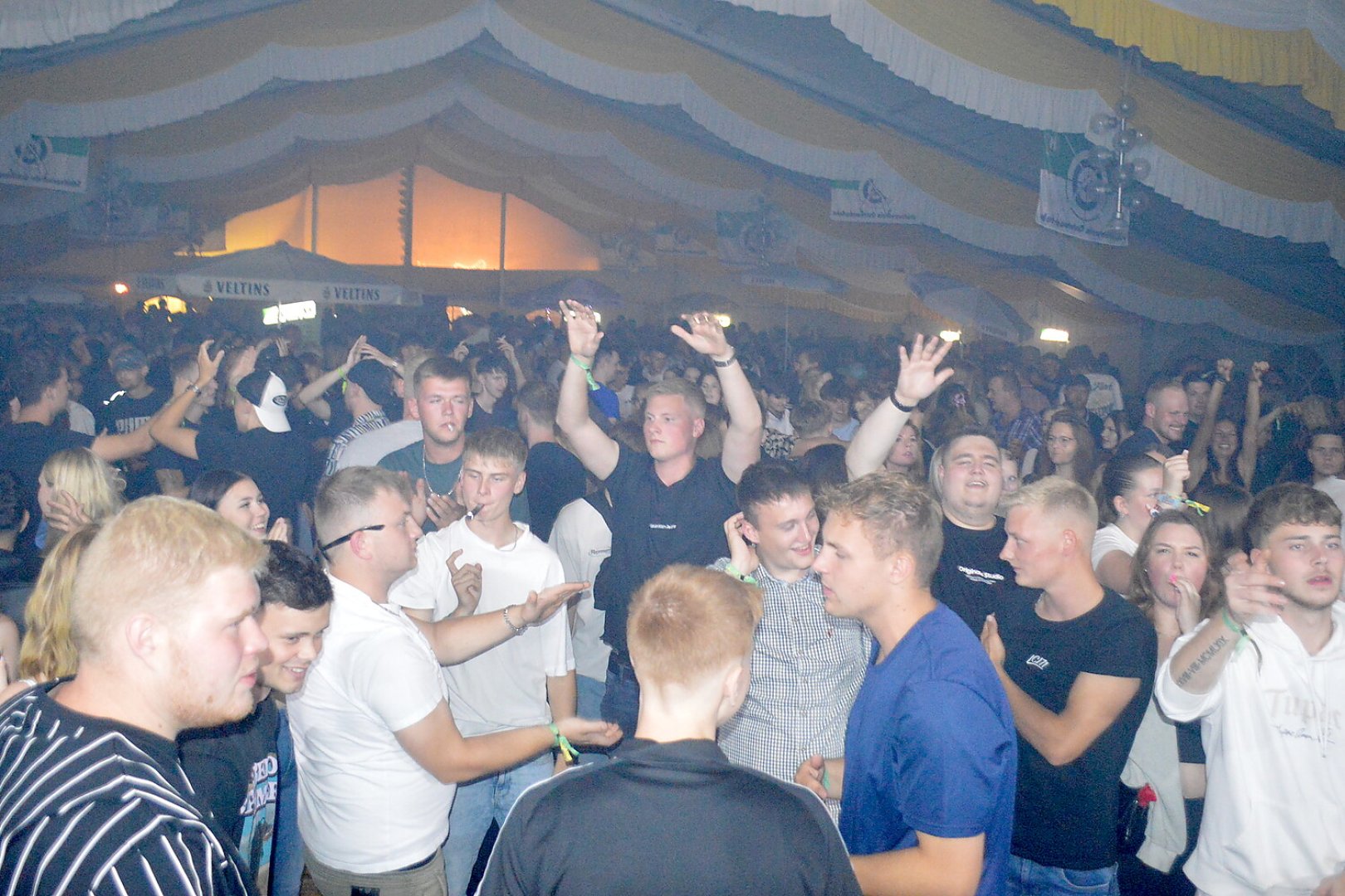 Zeltparty auf Ostrhauderfehner Schützenfest - Bild 94