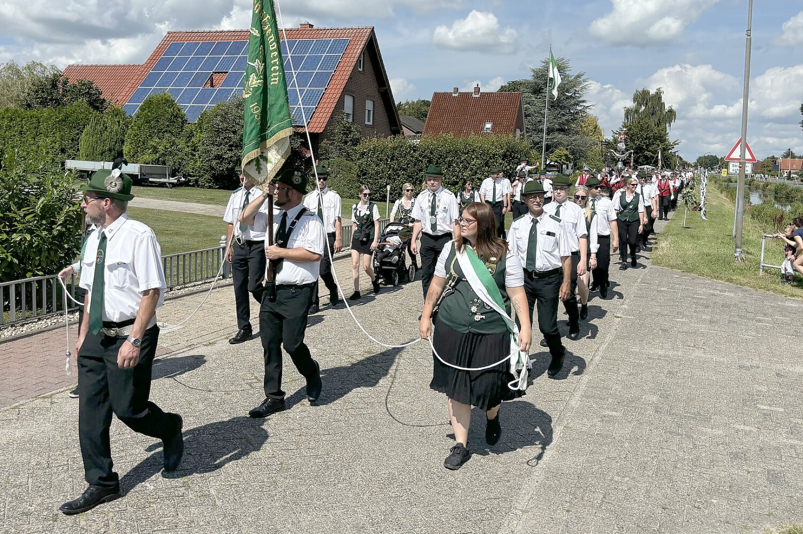 Umzug durch Ostrhauderfehn - Bild 1