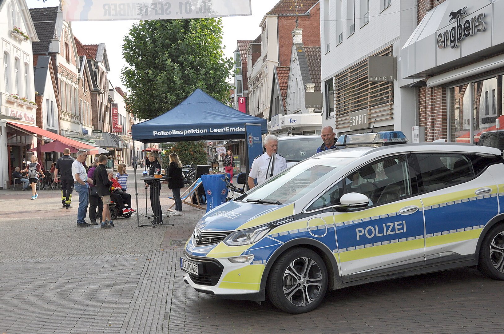 Viel los bei Blaulichttag in Leer - Bild 4