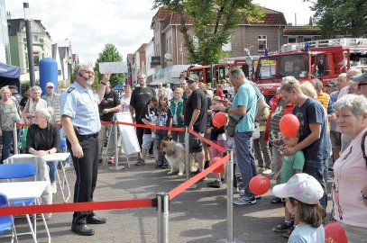 Viel los bei Blaulichttag in Leer - Bild 10