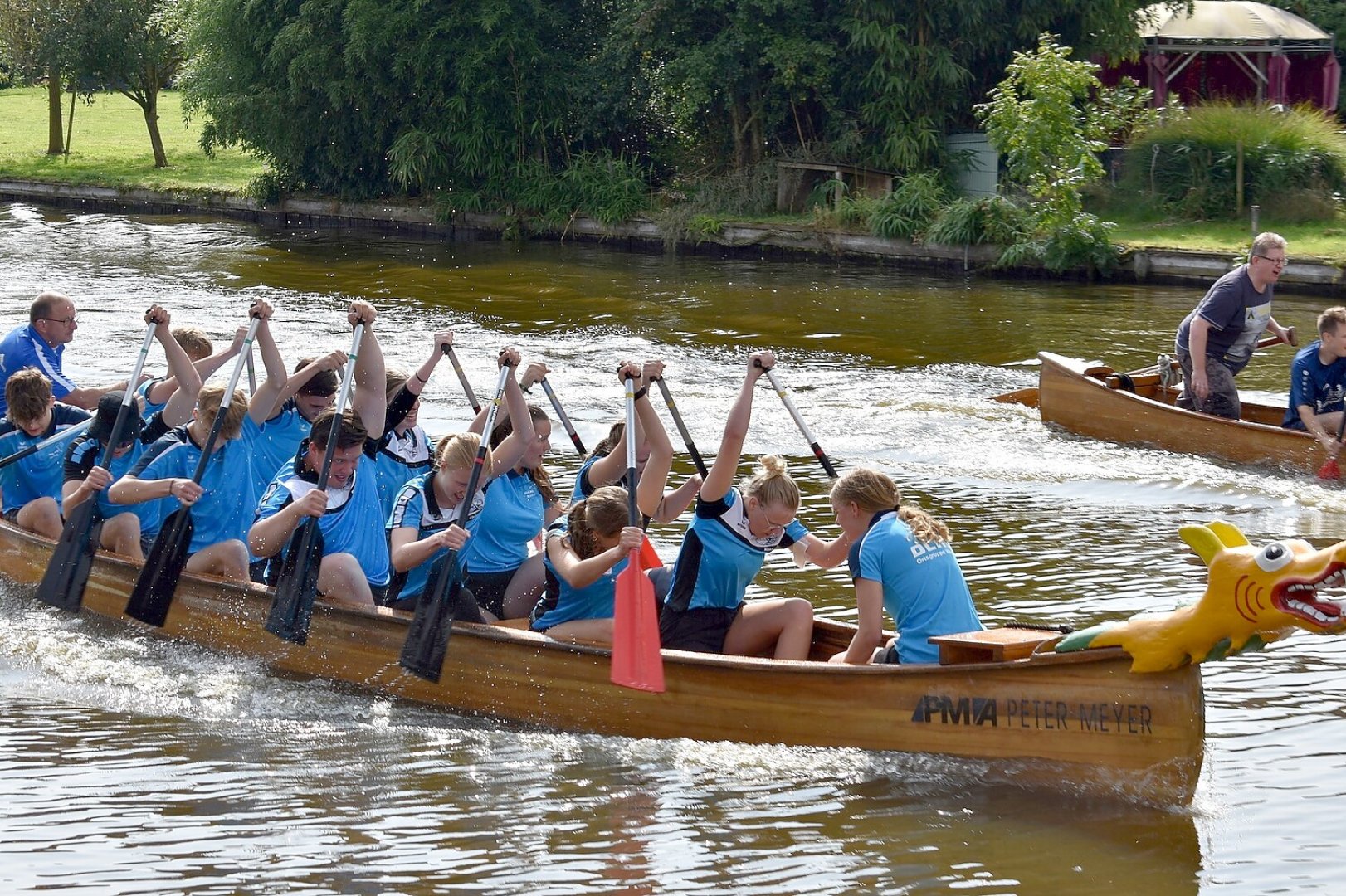 Fesselnde Wettkämpfe beim Drachenbootrennen in Weener - Bild 7