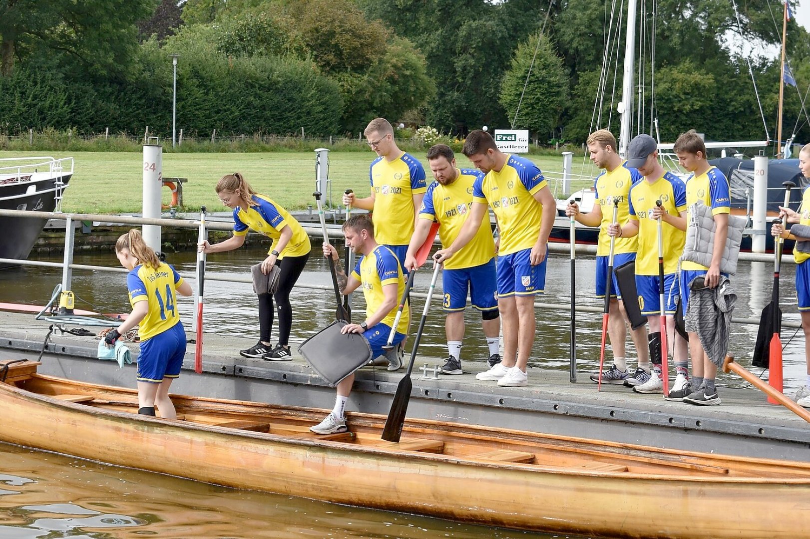 Fesselnde Wettkämpfe beim Drachenbootrennen in Weener - Bild 11