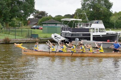 Fesselnde Wettkämpfe beim Drachenbootrennen in Weener - Bild 12