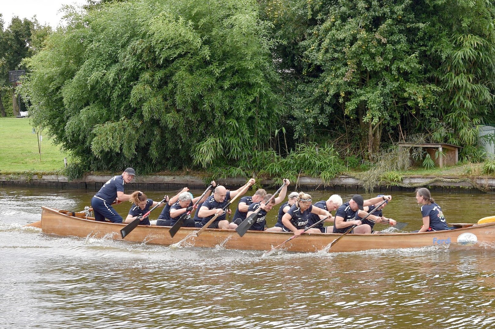 Fesselnde Wettkämpfe beim Drachenbootrennen in Weener - Bild 14