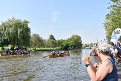 Fesselnde Wettkämpfe beim Drachenbootrennen in Weener - Bild 28