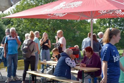 Fesselnde Wettkämpfe beim Drachenbootrennen in Weener - Bild 29