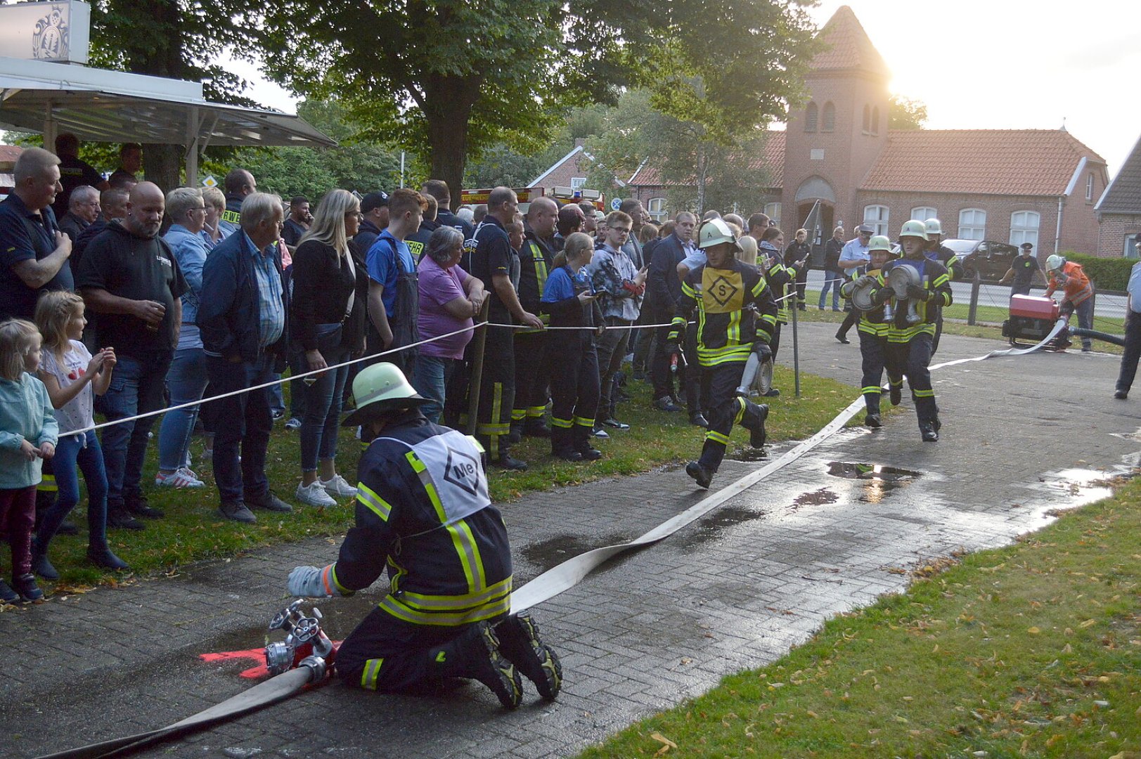 Schnelligkeit war bei den Feuerwehrleuten gefragt - Bild 8