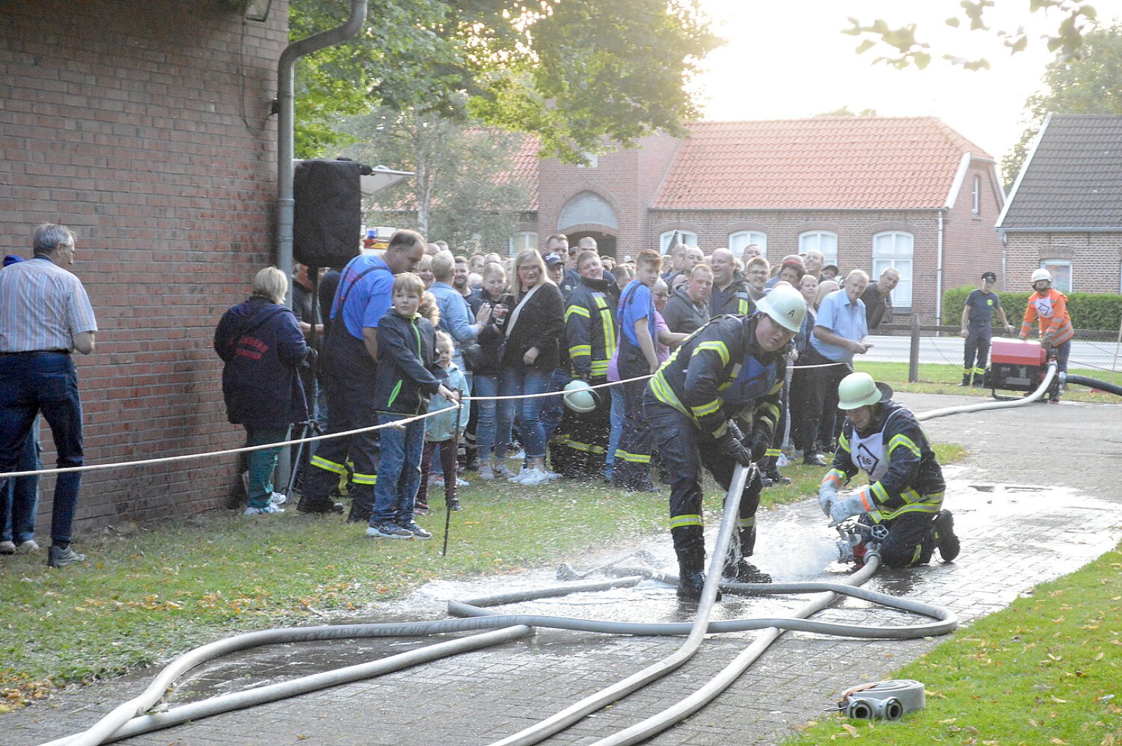 Schnelligkeit war bei den Feuerwehrleuten gefragt - Bild 13