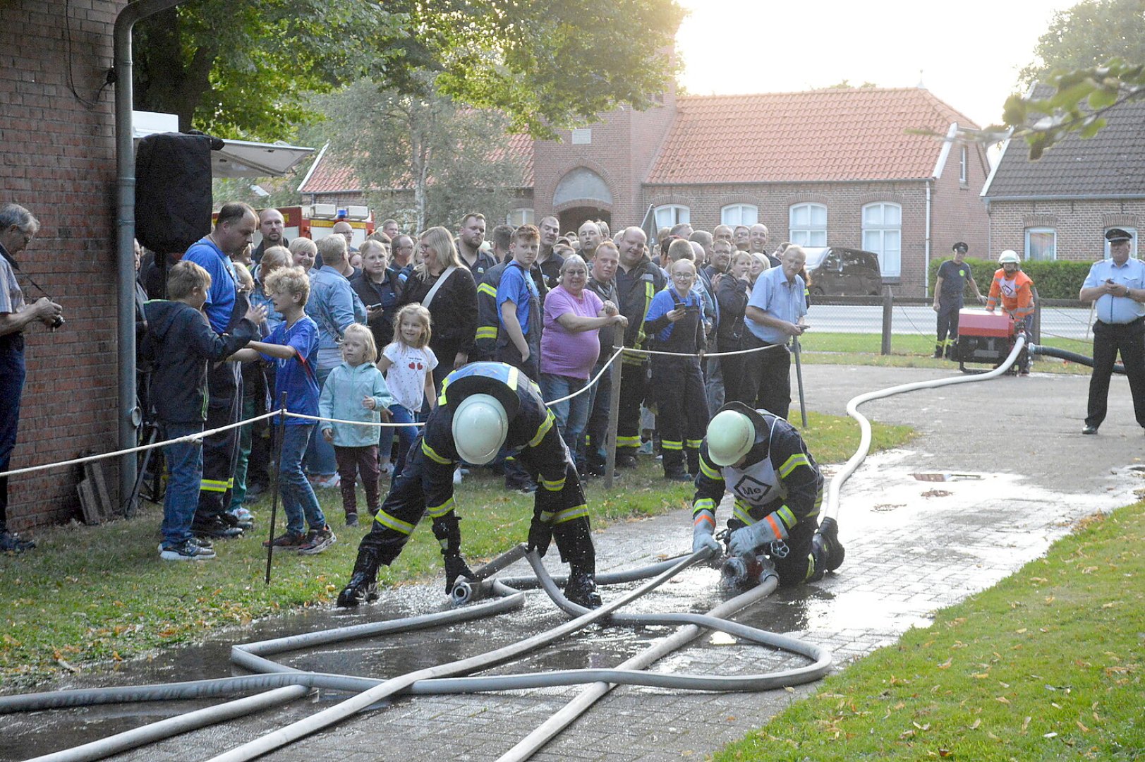 Schnelligkeit war bei den Feuerwehrleuten gefragt - Bild 15