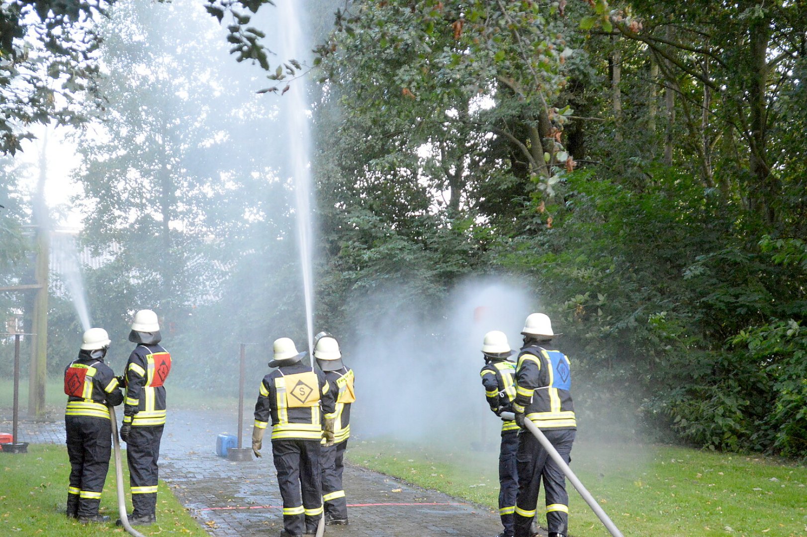 Schnelligkeit war bei den Feuerwehrleuten gefragt - Bild 17