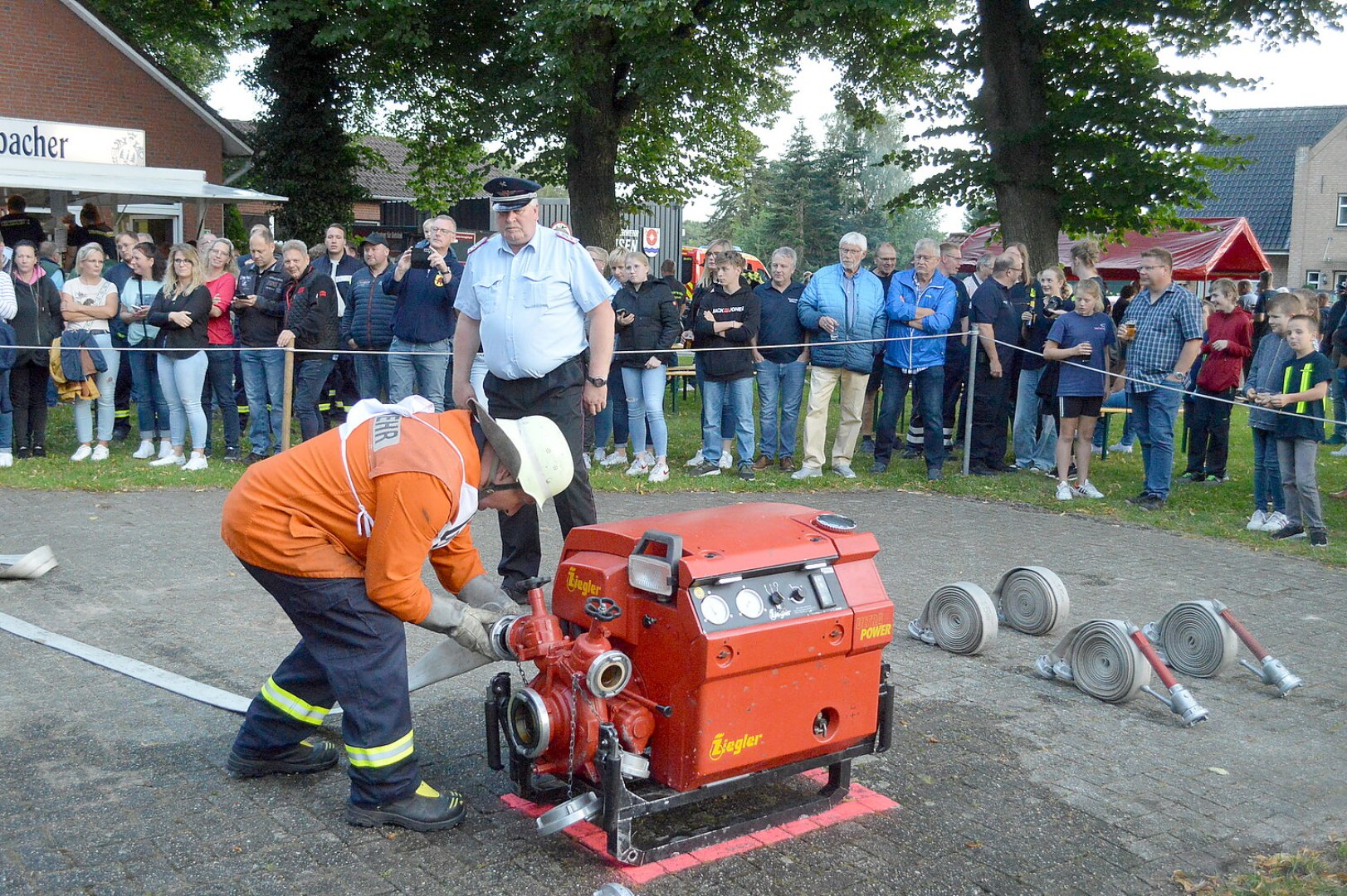 Schnelligkeit war bei den Feuerwehrleuten gefragt - Bild 25