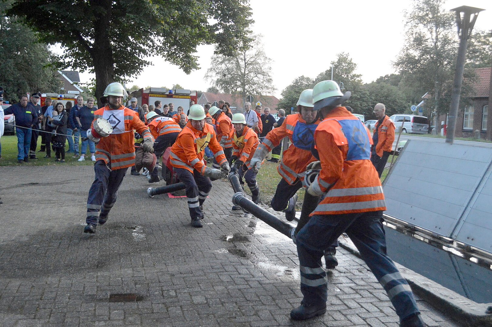 Schnelligkeit war bei den Feuerwehrleuten gefragt - Bild 46