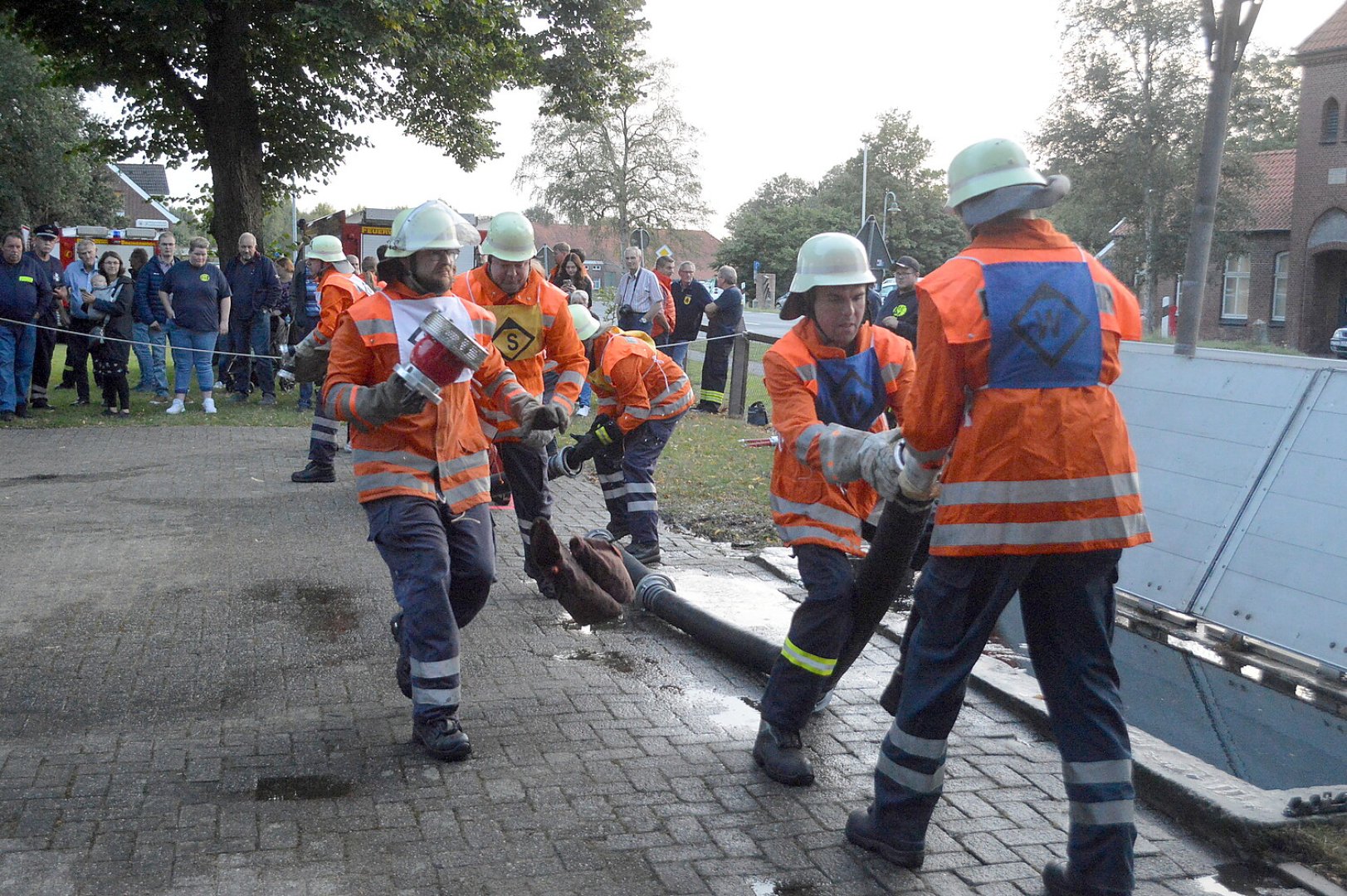 Schnelligkeit war bei den Feuerwehrleuten gefragt - Bild 47