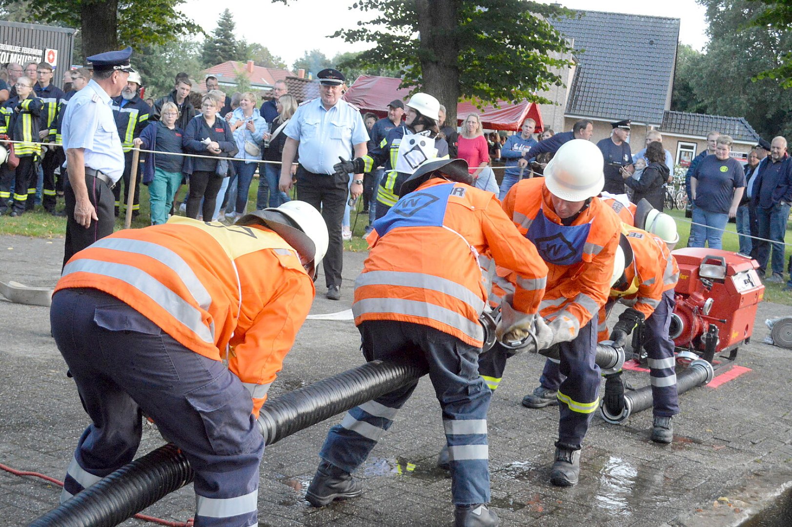 Schnelligkeit war bei den Feuerwehrleuten gefragt - Bild 49