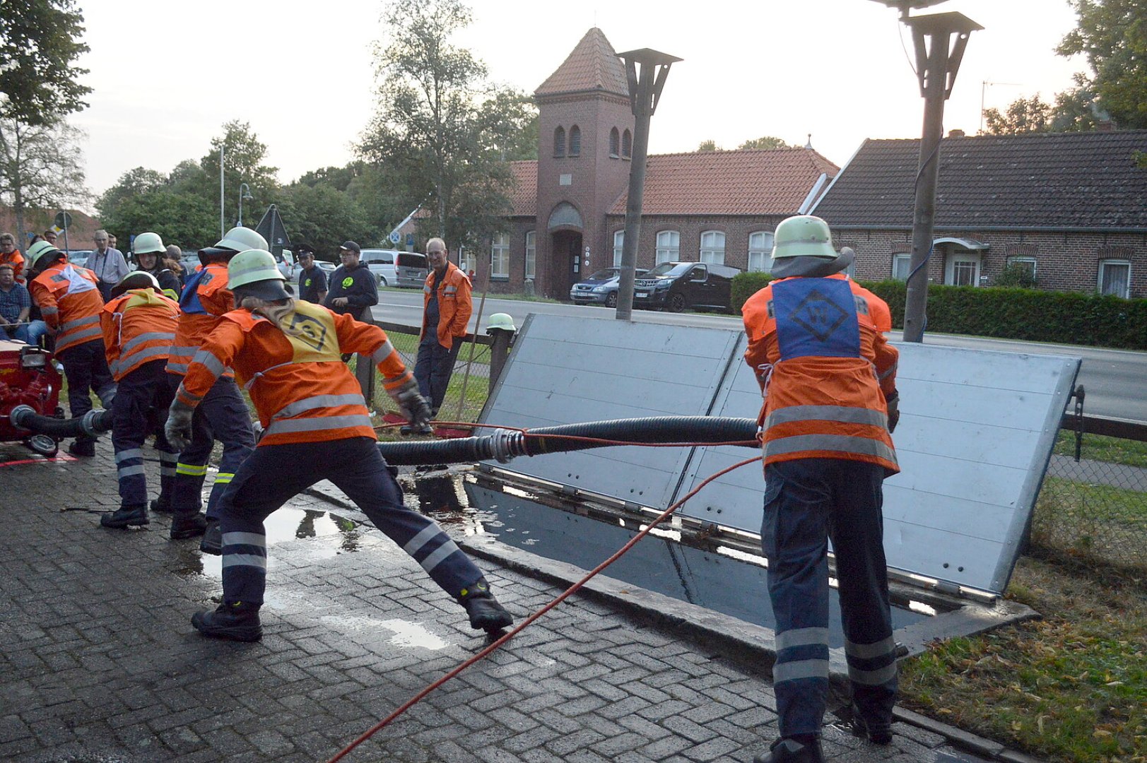 Schnelligkeit war bei den Feuerwehrleuten gefragt - Bild 52