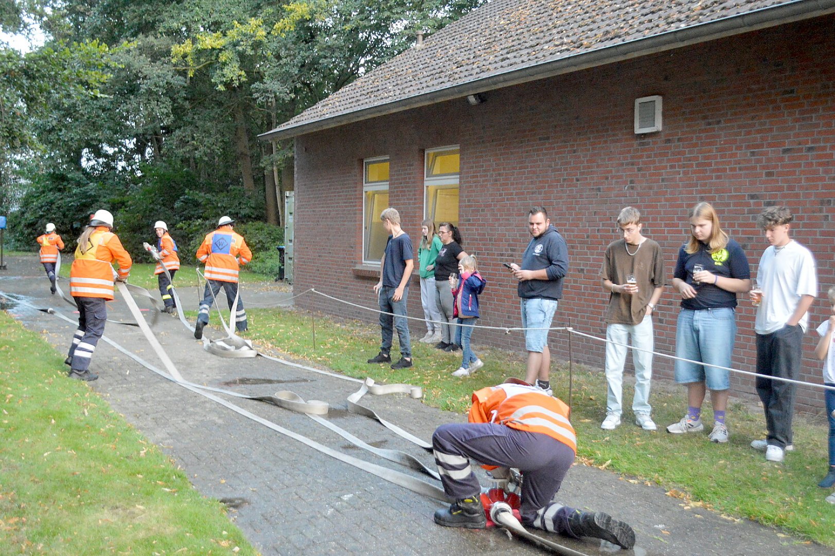 Schnelligkeit war bei den Feuerwehrleuten gefragt - Bild 53