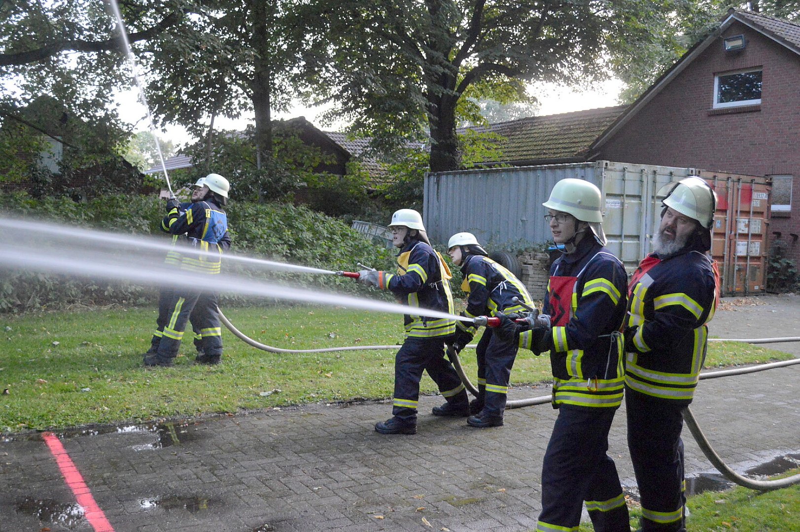 Schnelligkeit war bei den Feuerwehrleuten gefragt - Bild 62