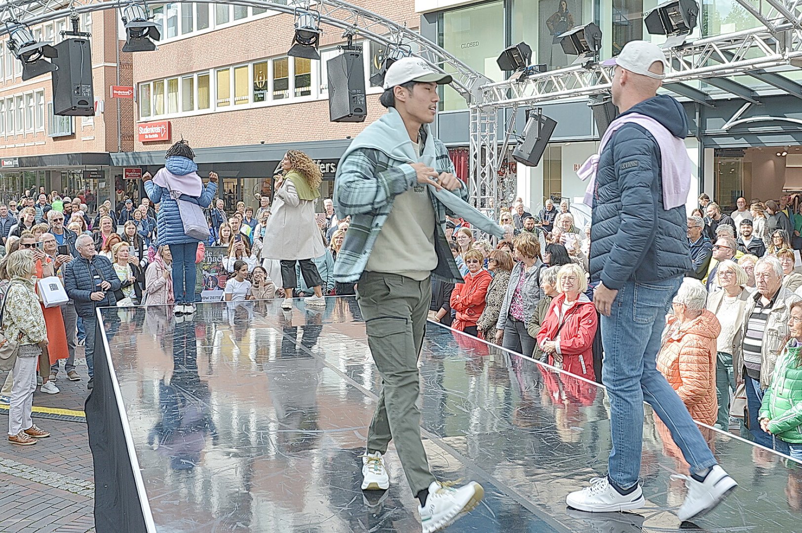 Modenacht und Trödelmarkt in Leer - Bild 9