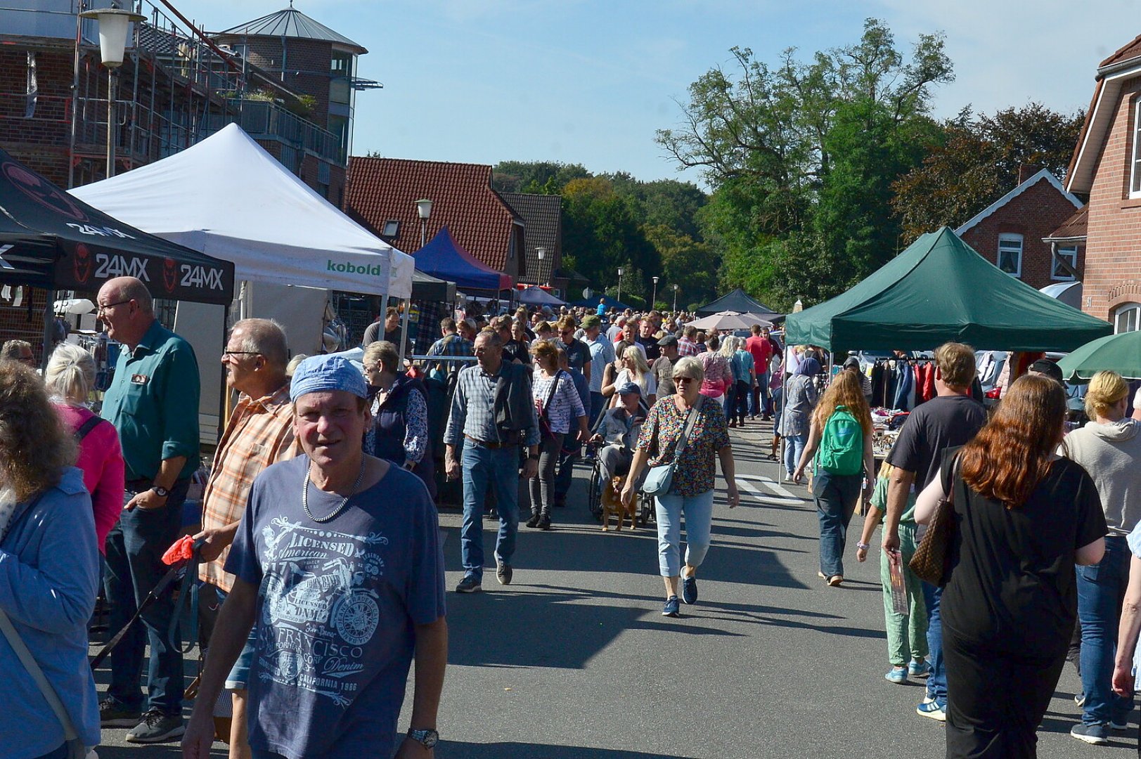 Herbstmarkt Remels bei Sonnenschein gut besucht - Bild 26