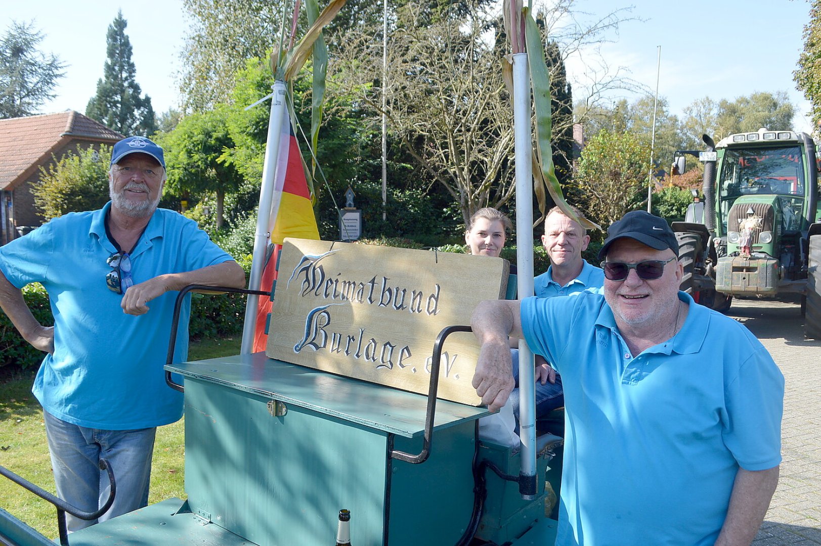 Tolle Stimmung auf den 27 Erntewagen - Bild 16