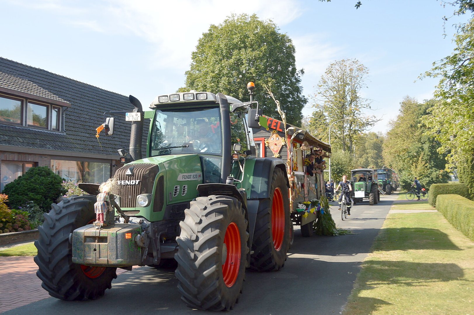 Tolle Stimmung auf den 27 Erntewagen - Bild 21