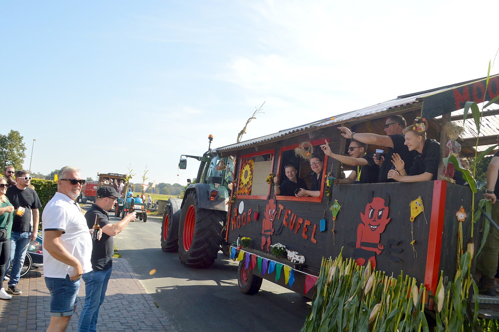 Tolle Stimmung auf den 27 Erntewagen - Bild 23