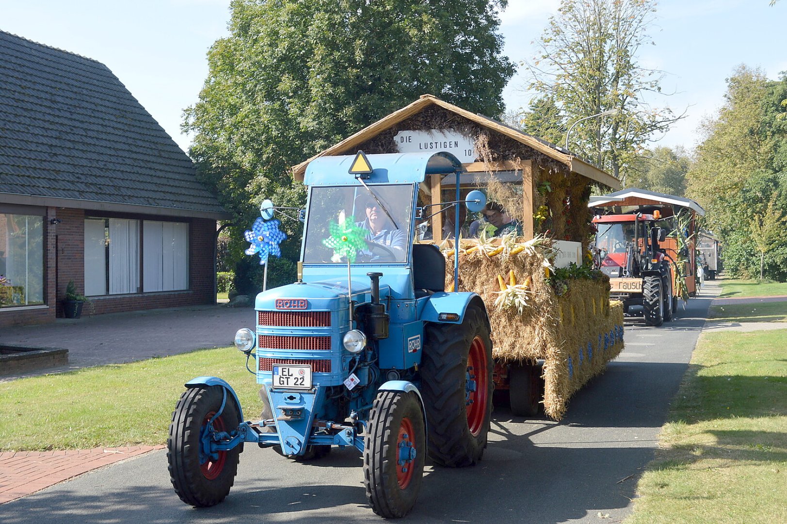 Tolle Stimmung auf den 27 Erntewagen - Bild 24