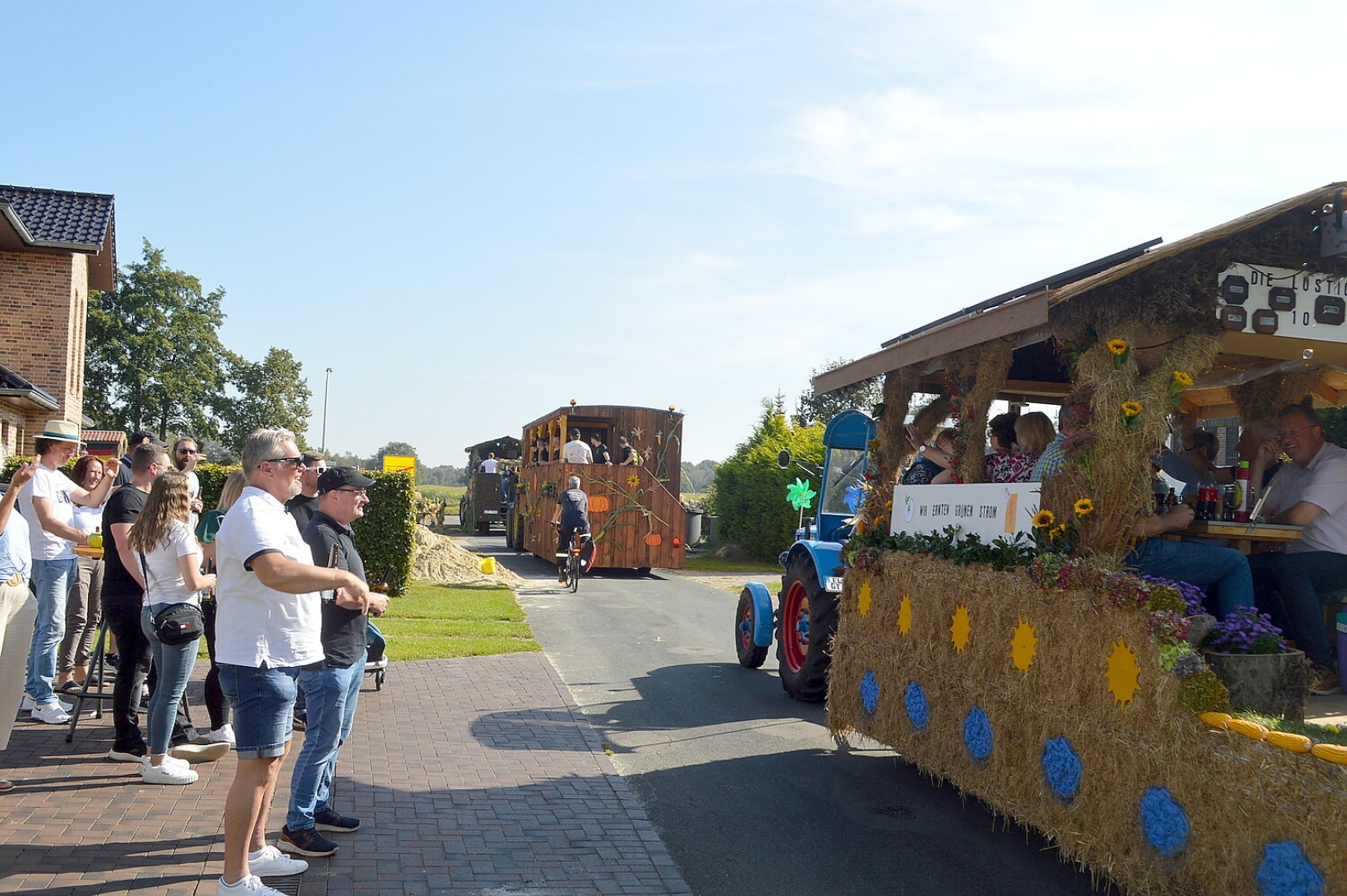 Tolle Stimmung auf den 27 Erntewagen - Bild 26