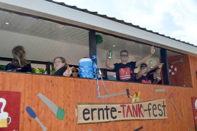 Tolle Stimmung auf den 27 Erntewagen - Bild 27