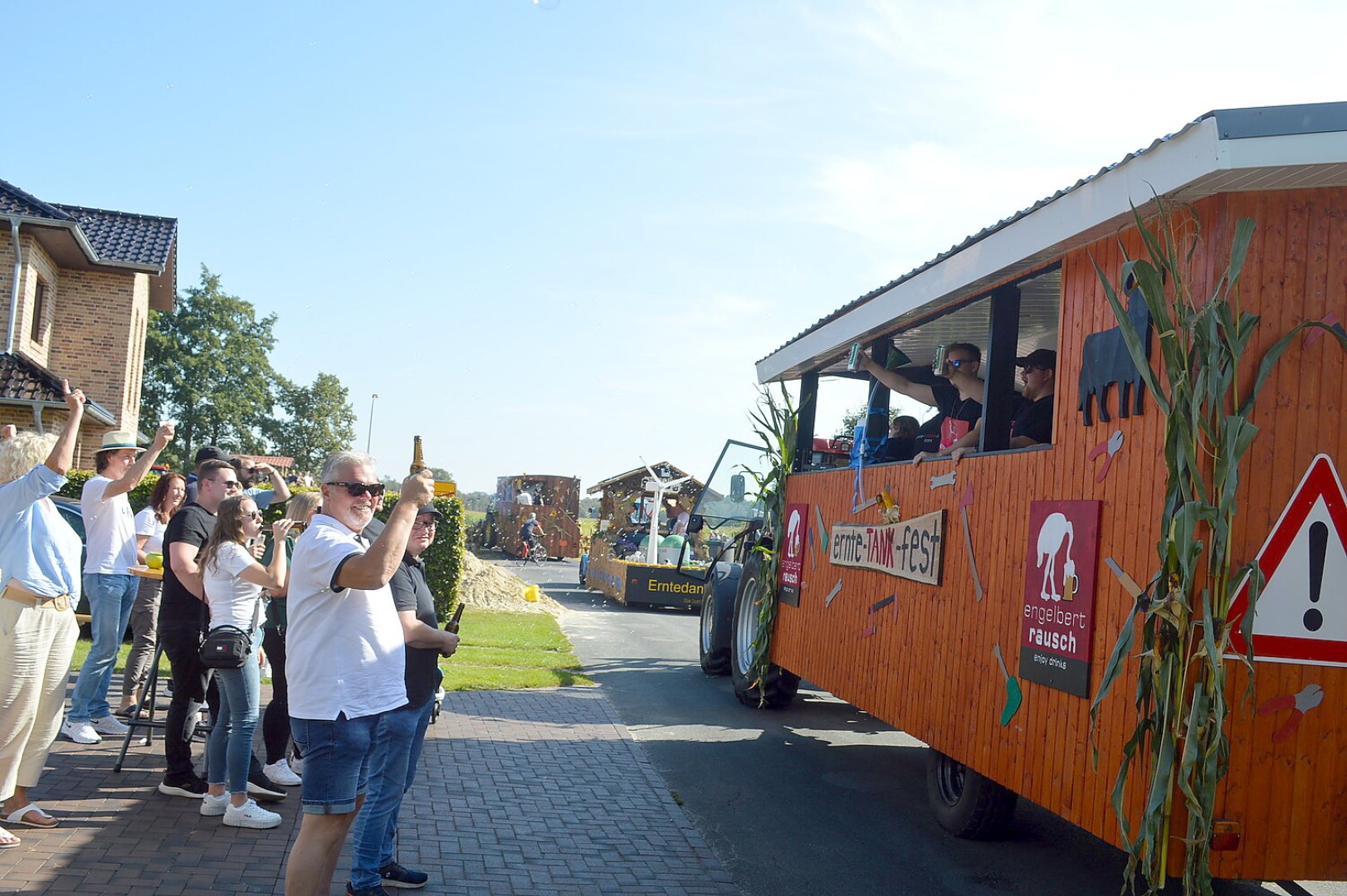 Tolle Stimmung auf den 27 Erntewagen - Bild 28