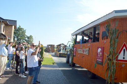 Tolle Stimmung auf den 27 Erntewagen - Bild 28