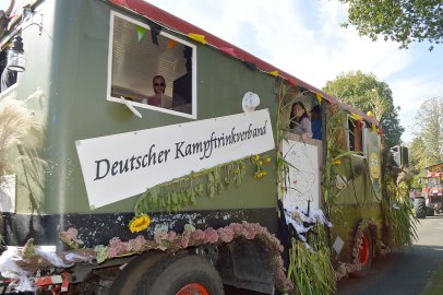 Tolle Stimmung auf den 27 Erntewagen - Bild 31