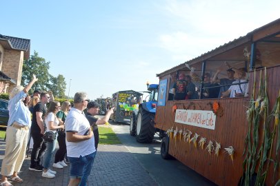 Tolle Stimmung auf den 27 Erntewagen - Bild 34