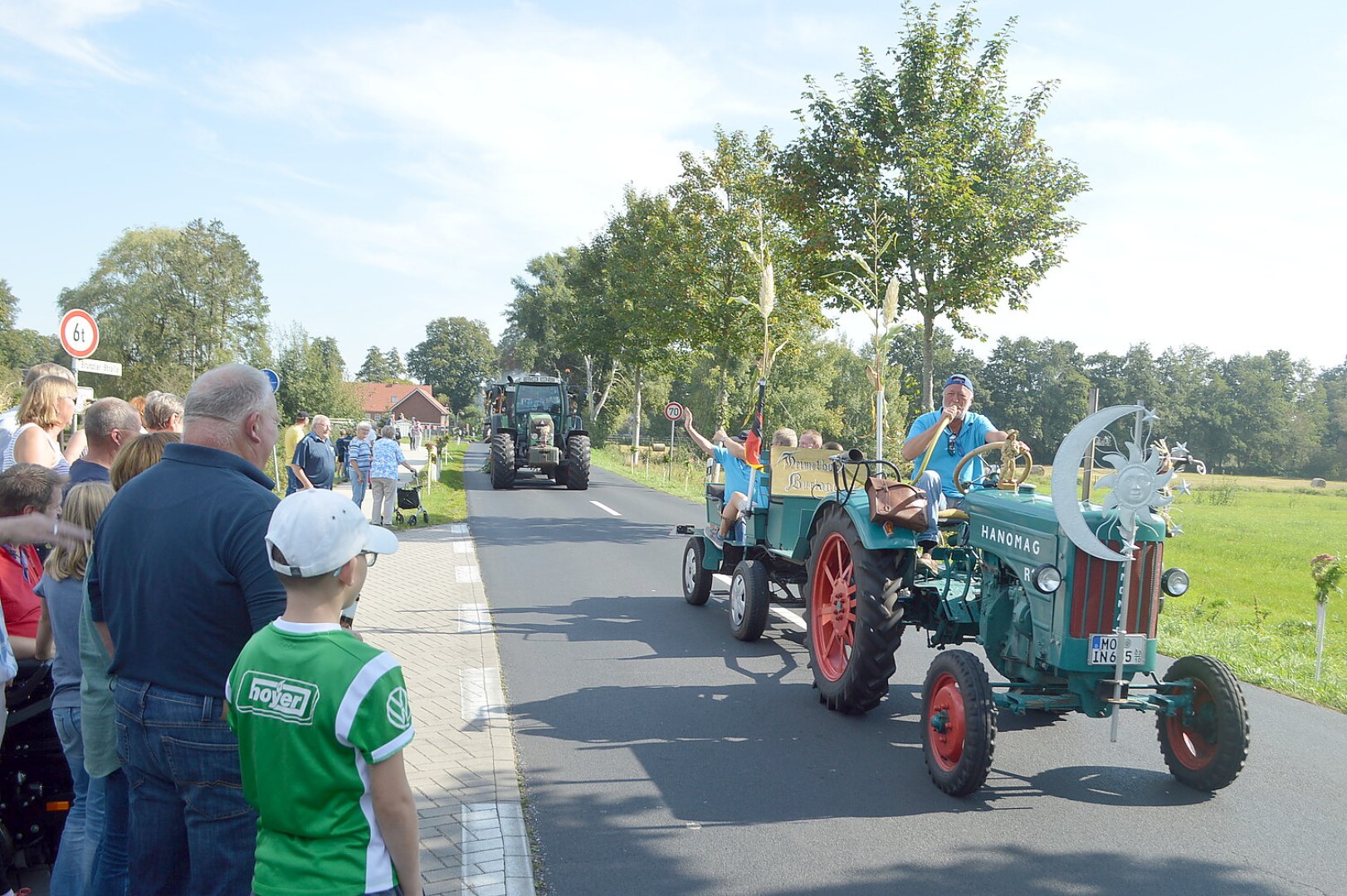 Tolle Stimmung auf den 27 Erntewagen - Bild 51