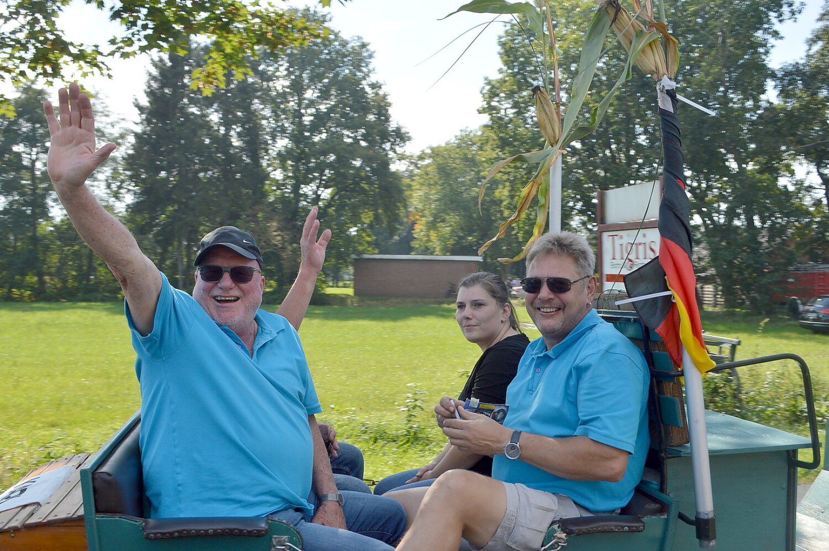 Tolle Stimmung auf den 27 Erntewagen - Bild 52