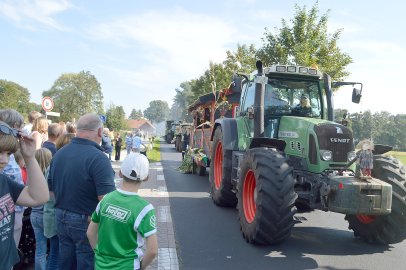 Tolle Stimmung auf den 27 Erntewagen - Bild 53