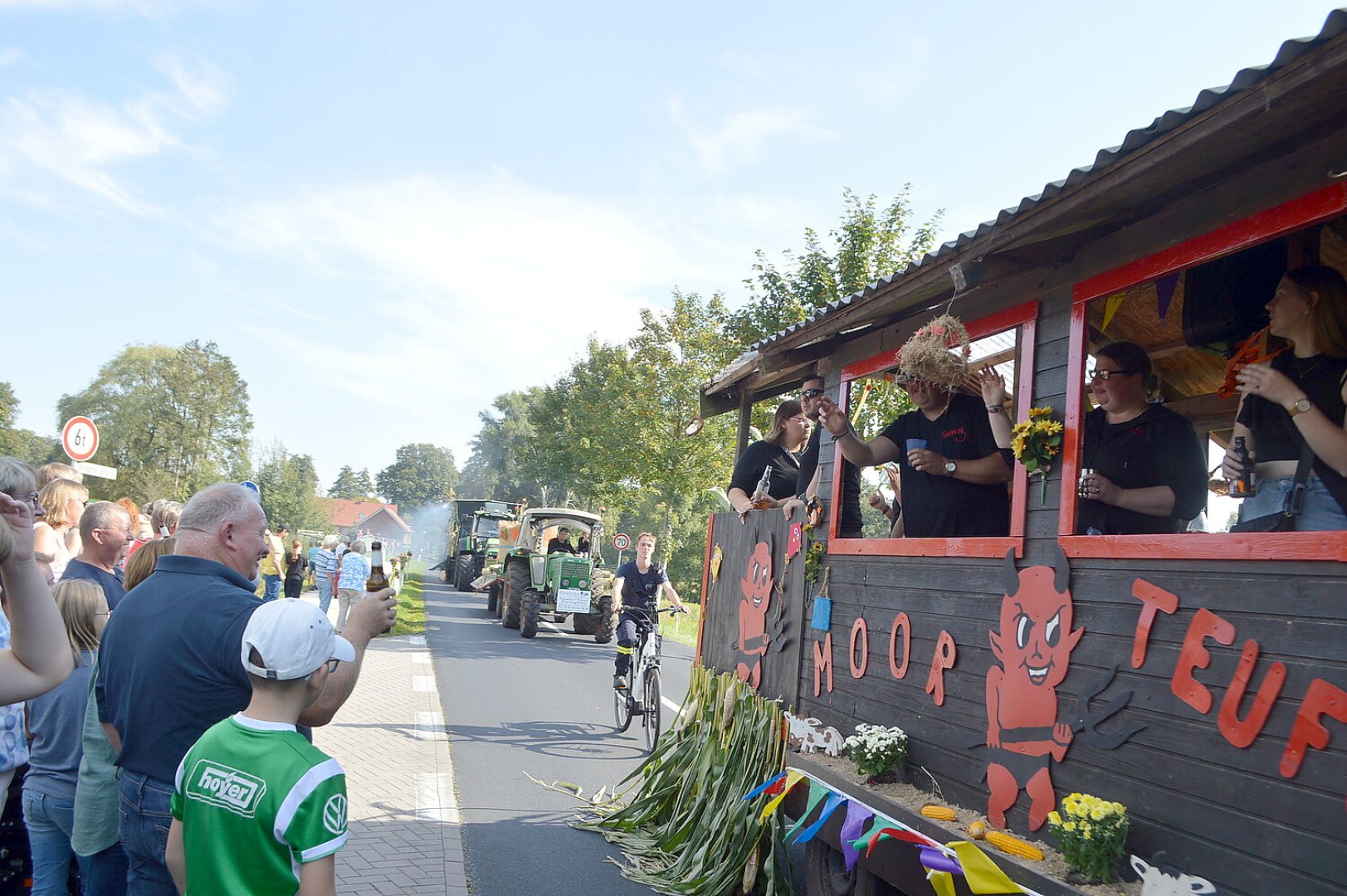 Tolle Stimmung auf den 27 Erntewagen - Bild 54