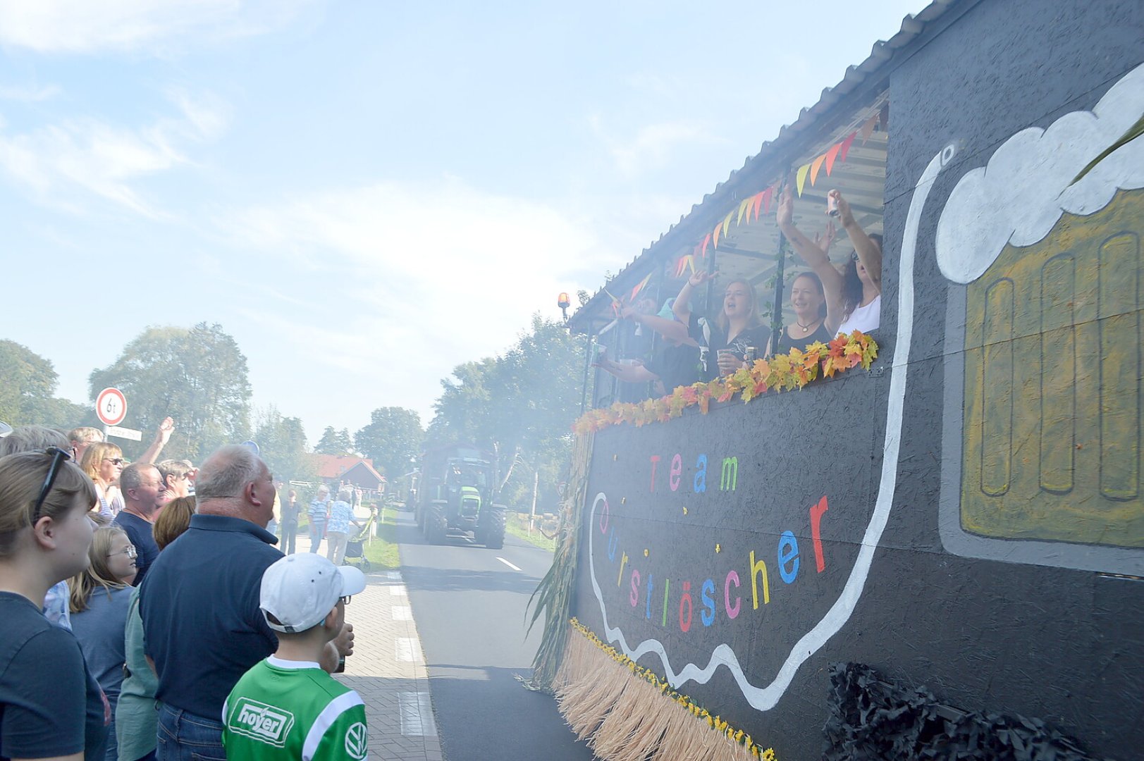 Tolle Stimmung auf den 27 Erntewagen - Bild 56