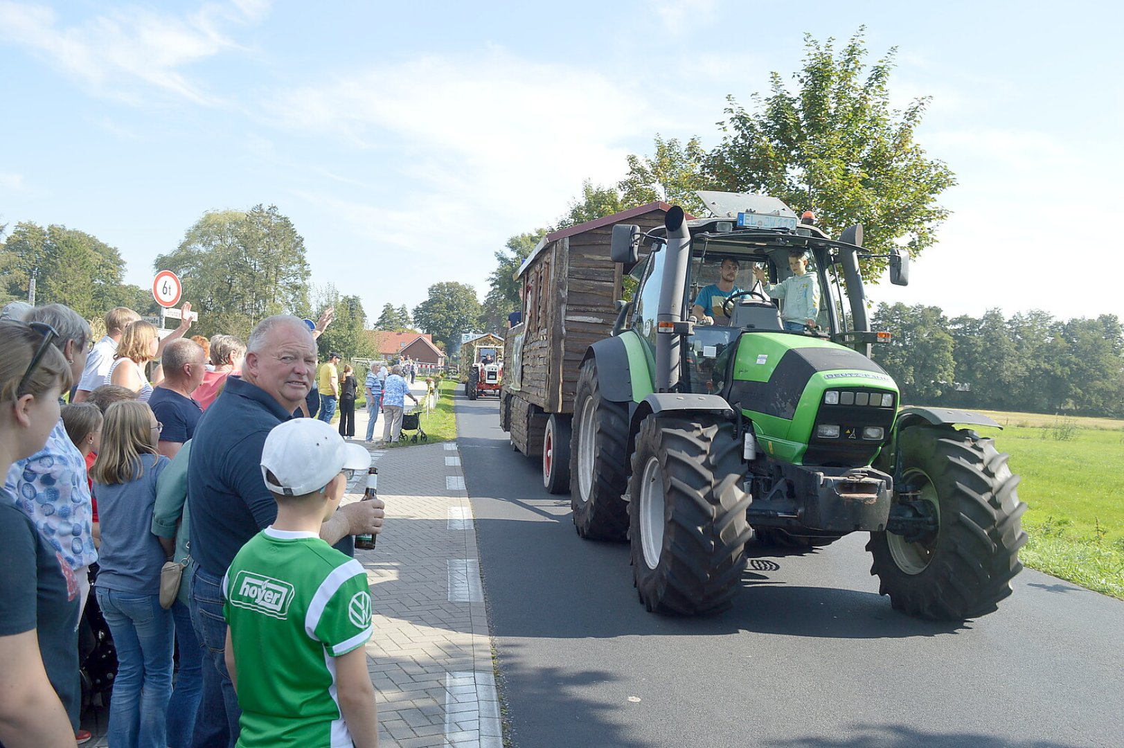 Tolle Stimmung auf den 27 Erntewagen - Bild 57