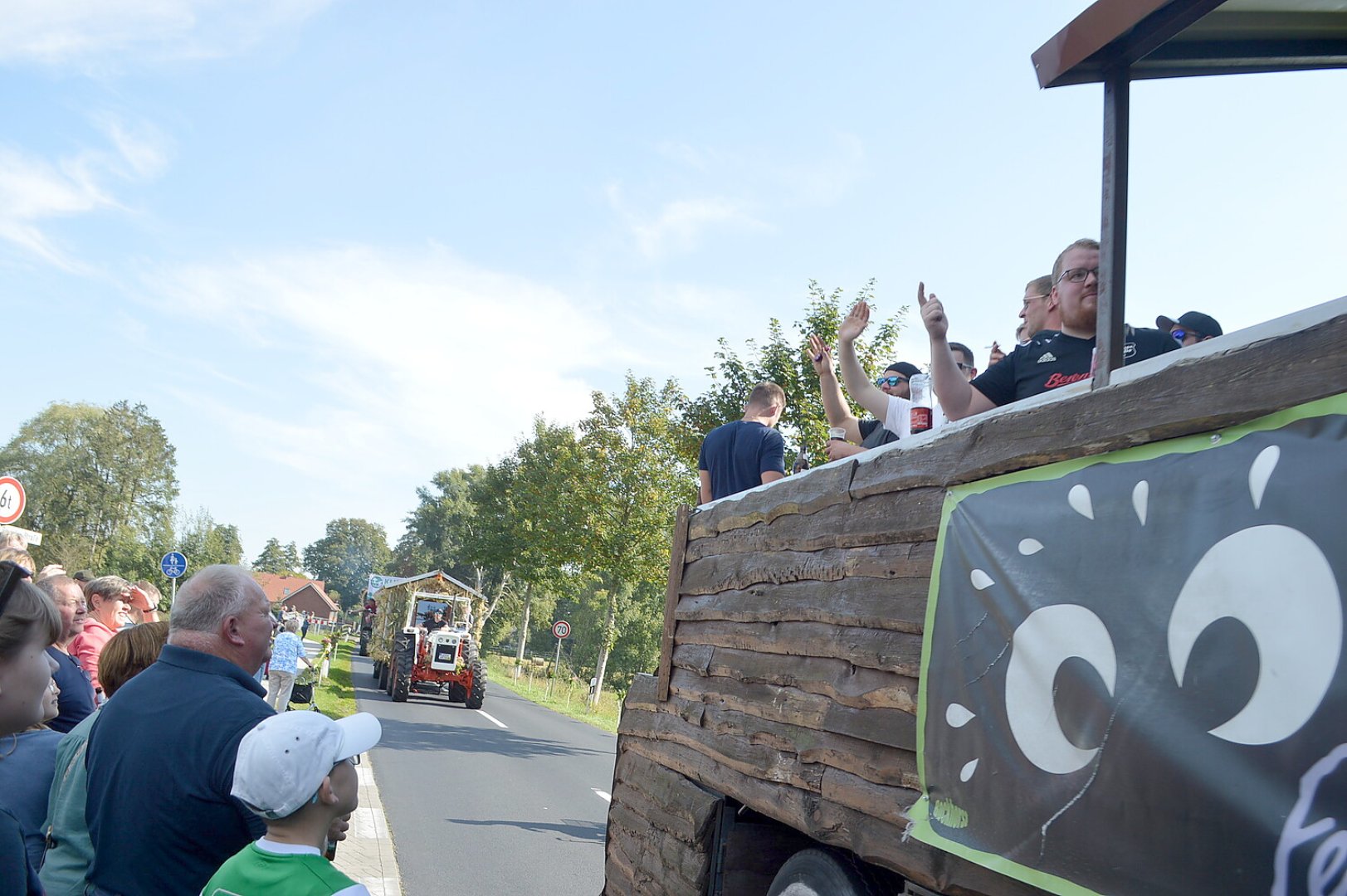 Tolle Stimmung auf den 27 Erntewagen - Bild 58