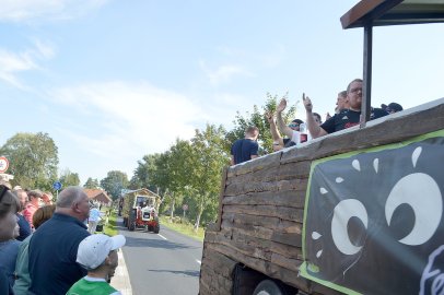 Tolle Stimmung auf den 27 Erntewagen - Bild 58