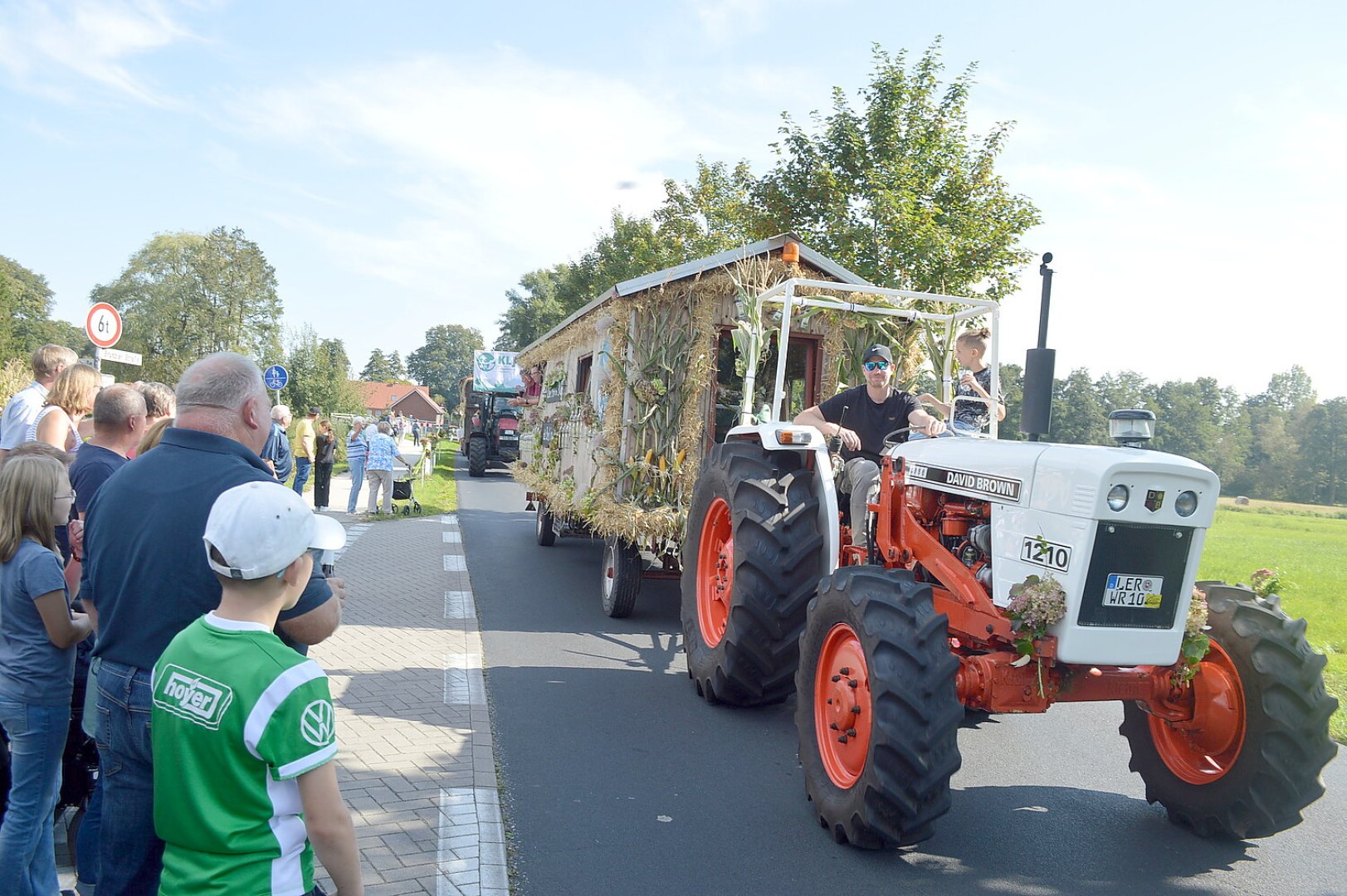 Tolle Stimmung auf den 27 Erntewagen - Bild 59