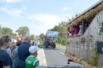 Tolle Stimmung auf den 27 Erntewagen - Bild 60