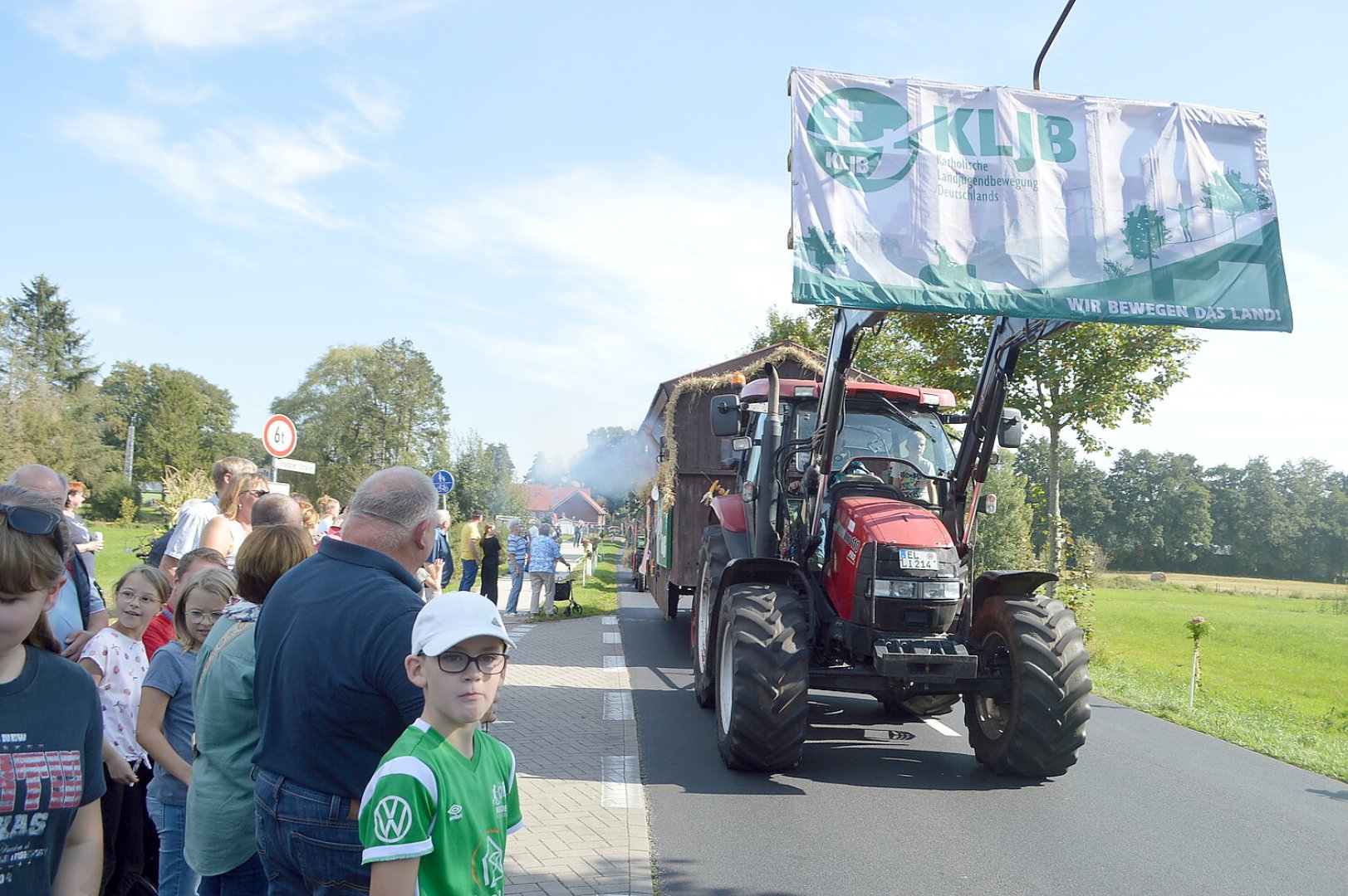 Tolle Stimmung auf den 27 Erntewagen - Bild 61