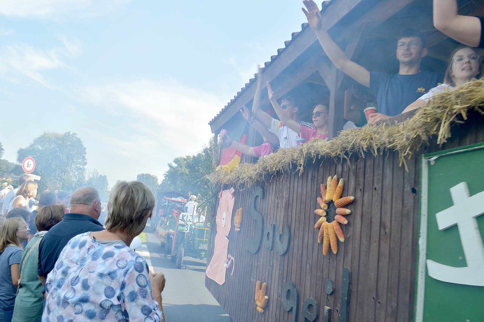 Tolle Stimmung auf den 27 Erntewagen - Bild 62