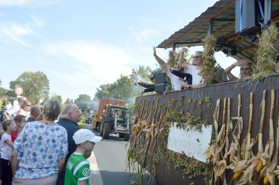 Tolle Stimmung auf den 27 Erntewagen - Bild 64