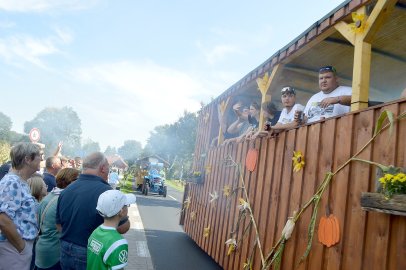 Tolle Stimmung auf den 27 Erntewagen - Bild 65