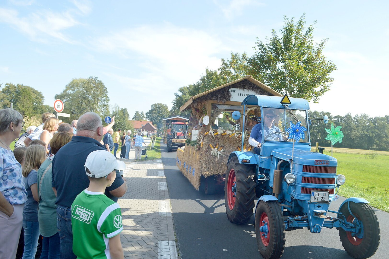 Tolle Stimmung auf den 27 Erntewagen - Bild 66