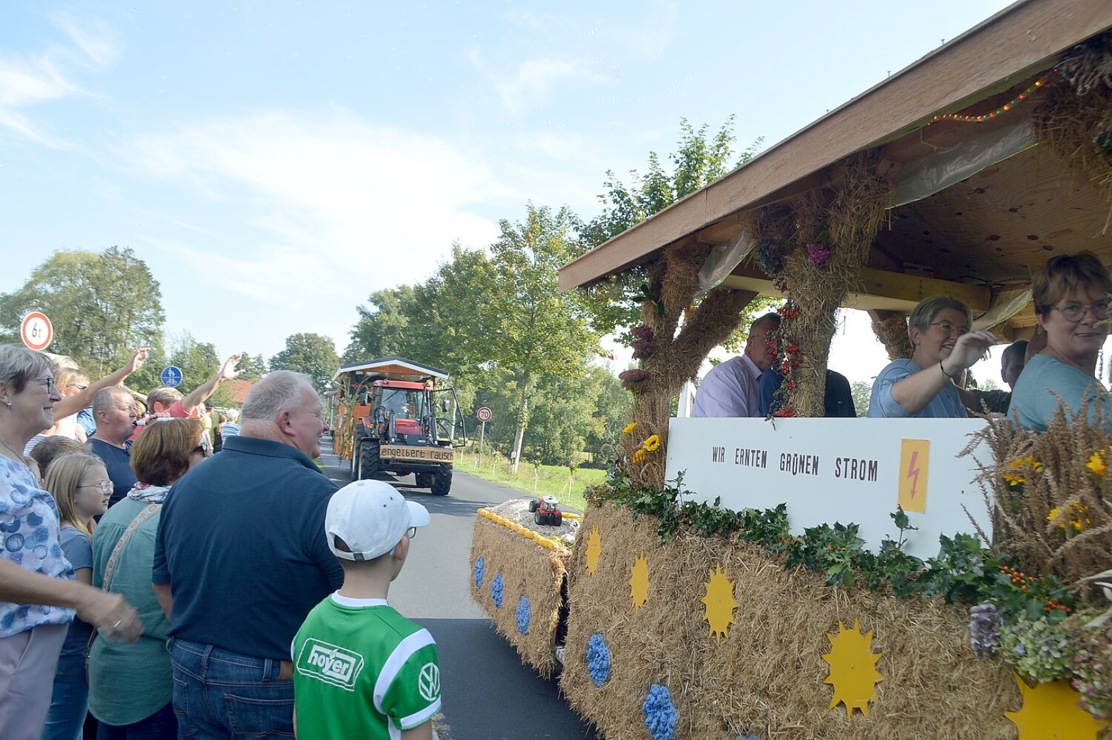 Tolle Stimmung auf den 27 Erntewagen - Bild 67