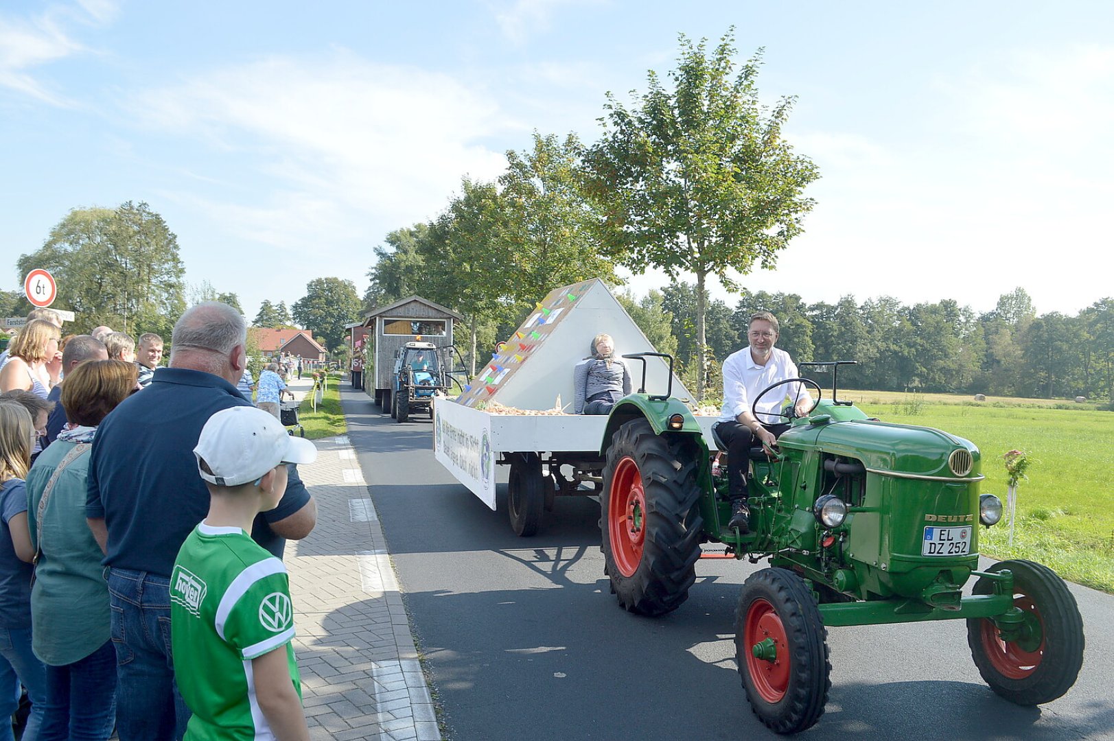 Tolle Stimmung auf den 27 Erntewagen - Bild 69